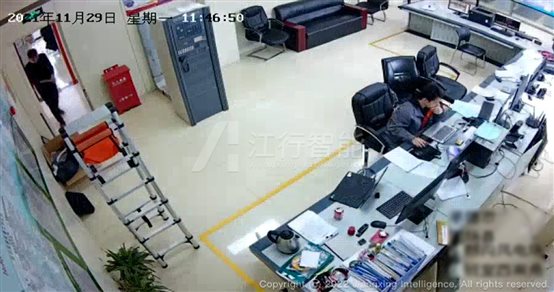 圖片包含 游戲機(jī), 桌子, 房間

描述已自動(dòng)生成